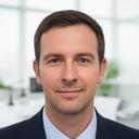 Portrait von Manmeet Dordevic vor einem hellen Bürohintergrund