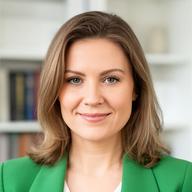 Porträt von Mag. Maria Lechner in einem hellen Kanzleibüro mit Blick in die Kamera