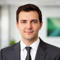 Porträt von Mag. Emre Kaplan in moderner Kanzleiatmosphäre mit dezentem Tageslicht